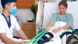 Nghị lực của 'cô gái vàng' ĐT Việt Nam: Bước đi đầu tiên sau khi mổ cả 2 chân
