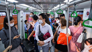 Đông nghẹt khách đi tàu trên cao Cát Linh - Hà Đông vào giờ cao điểm