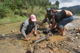 Chạy xe máy qua dòng lũ chảy xiết, hai phụ nữ ở Quảng Nam bị cuốn trôi 50m
