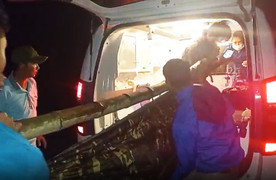 Xuyên đêm đưa người dân qua nơi sạt lở núi Kà Tinh đi cấp cứu