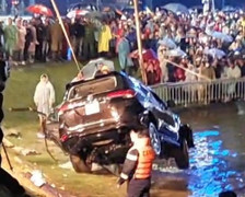 Hiện trường ô tô lao xuống hồ Xuân Hương ở Đà Lạt, 4 người thương vong