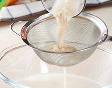 Sợi thép rây lọc cháo xuyên qua amidan bé trai 13 tháng tuổi 