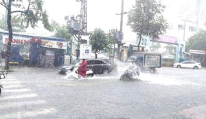 Mưa trắng trời, nhiều tuyến phố Đà Nẵng ngập sâu