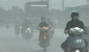 Dân nín thở vượt qua làn bụi mịt mù trên quốc lộ ở Hà Nội