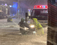 Căng dây giải cứu người dân Đà Nẵng giữa biển lũ