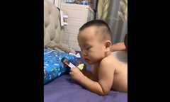 Cậu bé vừa ăn kem vừa ngủ gật