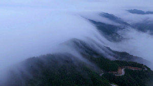 Video: Cảnh tượng mây tràn xuống núi như thác nước ở Trung Quốc