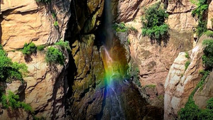 Video: Ngắm thác nước bảy sắc cầu vồng đẹp như tranh vẽ