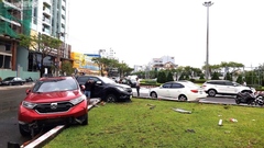 Video: Đường phố Đà Nẵng ngổn ngang, ô tô chết máy nằm la liệt sau khi nước rút