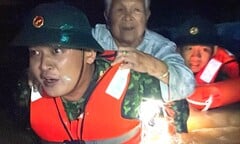 Đà Nẵng ngập lịch sử: Nước dâng thần tốc, dân mắc kẹt tại nhà, kêu cứu khắp nơi