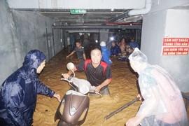 Nhà dân ngập ngang người, xe cộ chìm nổi la liệt trên phố Đà Nẵng