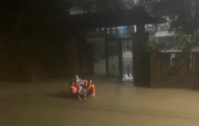 Vượt lũ ở Thừa Thiên - Huế đưa người đàn ông suy tim đi cấp cứu trong đêm