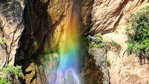 Phản chiếu ánh sáng, thác nước ở Trung Quốc liên tục đổi màu