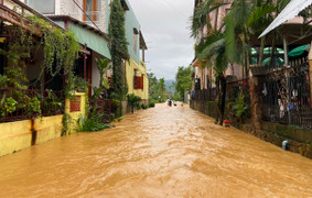 Lũ bao vây, bé trai 2 tuổi chết đuối thương tâm khi ra phía sau nhà chơi