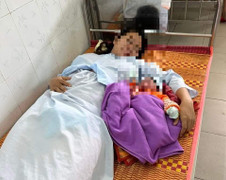 CSGT Thừa Thiên - Huế đưa sản phụ vượt lũ đi sinh con an toàn