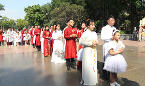 Video: Niềm hạnh phúc của 18 cặp đôi trong đám cưới tập thể