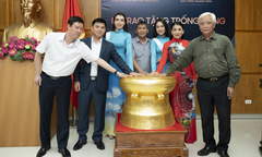 Hoa hậu Biển đảo Việt Nam 2022 trao tặng trống đồng cho Bảo tàng Quảng Ninh