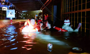 Áp thấp nhiệt đới đổ bộ đất liền Quảng Nam-Quảng Ngãi, miền Trung mưa trắng trời