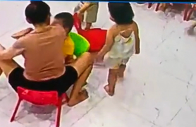 Cô giáo hất cùi chỏ vào mặt bé trai bị phạt 15 triệu