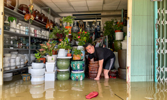 Huế: Hàng hoá bị lũ nhấn chìm, tiểu thương khóc nghẹn