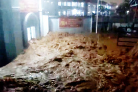 Nước như thác đổ trong khu dân cư ở Đà Nẵng, người dân tất tưởi trốn lũ