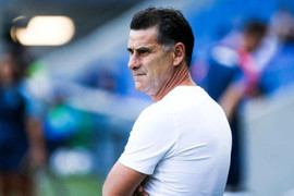 HLV Pau: 'Tôi chưa bàn việc Quang Hải về đá AFF Cup'