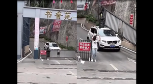 Cô gái bị thanh chắn cổng 'lột' áo khoác