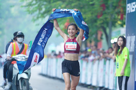 Hơn 10 nghìn VĐV tận hưởng mùa thu Hà Nội trên đường chạy marathon quốc tế