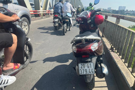 Hà Nội: Người phụ nữ bỏ lại xe máy, nhảy cầu Chương Dương