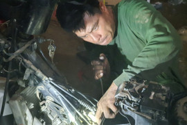 Người Quảng Nam rủ nhau ra Đà Nẵng sửa xe miễn phí cho người dân vùng lũ 