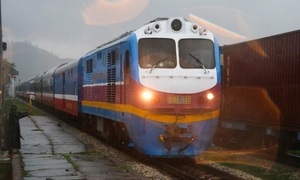 Tàu khách Bắc - Nam chạy lại sau khi gián đoạn vì mưa lũ