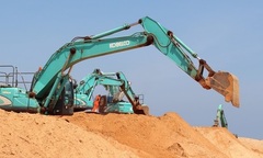 Tìm kiếm nạn nhân trong núi cát khổng lồ sau vụ sạt lở ở Bình Thuận