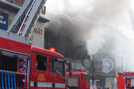 TP.HCM: Cháy lớn ở một quán bar gần chợ Bến Thành