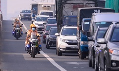 CSGT Hà Nội mở đường cho xe taxi đưa cháu bé đi cấp cứu