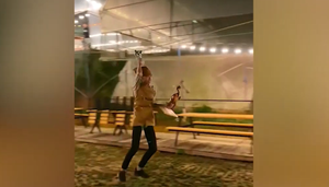 Món gà bay khiến nhân viên nhà hàng thất sắc