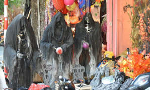 Trước thềm Halloween, phố Hàng Mã ngập đồ hóa trang kinh dị 