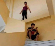 Những màn nhìn lén điện thoại người yêu cực 'tinh vi' của hội chị em