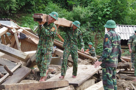 Bộ đội biên phòng dựng lại nhà cho người dân vùng lũ Kỳ Sơn, Nghệ An