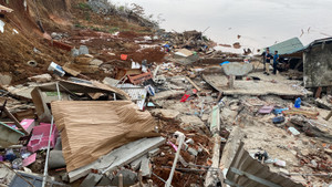 Ảnh: Bờ sông Thạch Hãn sạt lở nghiêm trọng trong đêm, vùi lấp nhiều nhà dân 