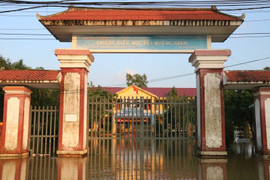 Hơn 200 ngôi trường ở Thừa Thiên - Huế vẫn ngập sau trận lụt lịch sử