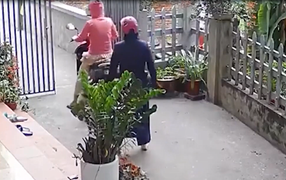 Vẻ bất lực của cô gái chưa lên xe thì bạn đã rồ ga chạy mất 