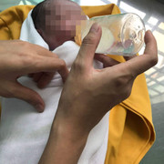 Bé gái bị bỏ rơi trong thùng xốp ở Nha Trang 