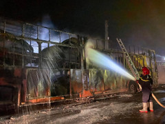 Quảng Ngãi: Xe đầu kéo chở 7 ô tô bốc cháy dữ dội trong đêm