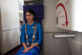 Vì sao phi công và tiếp viên luôn đeo dây an toàn khác hành khách?