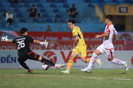 HLV Kiatisak: 'Tinh thần cầu thủ đi xuống, HAGL gặp nguy hiểm' 