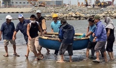 Sóng to gió lớn đánh lật úp thuyền thúng trong đêm, một ngư dân thiệt mạng