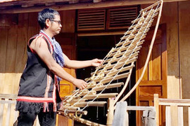 Người Ba Na làm làng du lịch