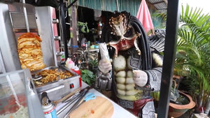 'Quái vật' bán bánh mì trên phố ở Thái Lan