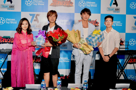 Ra mắt 'Vietnam Toy Show' với sự xuất hiện của 2 siêu nhân gao nổi tiếng