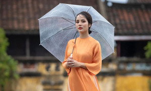 Hoa khôi Hà thành Trà My đẹp thướt tha trên phố cổ với áo dài truyền thống